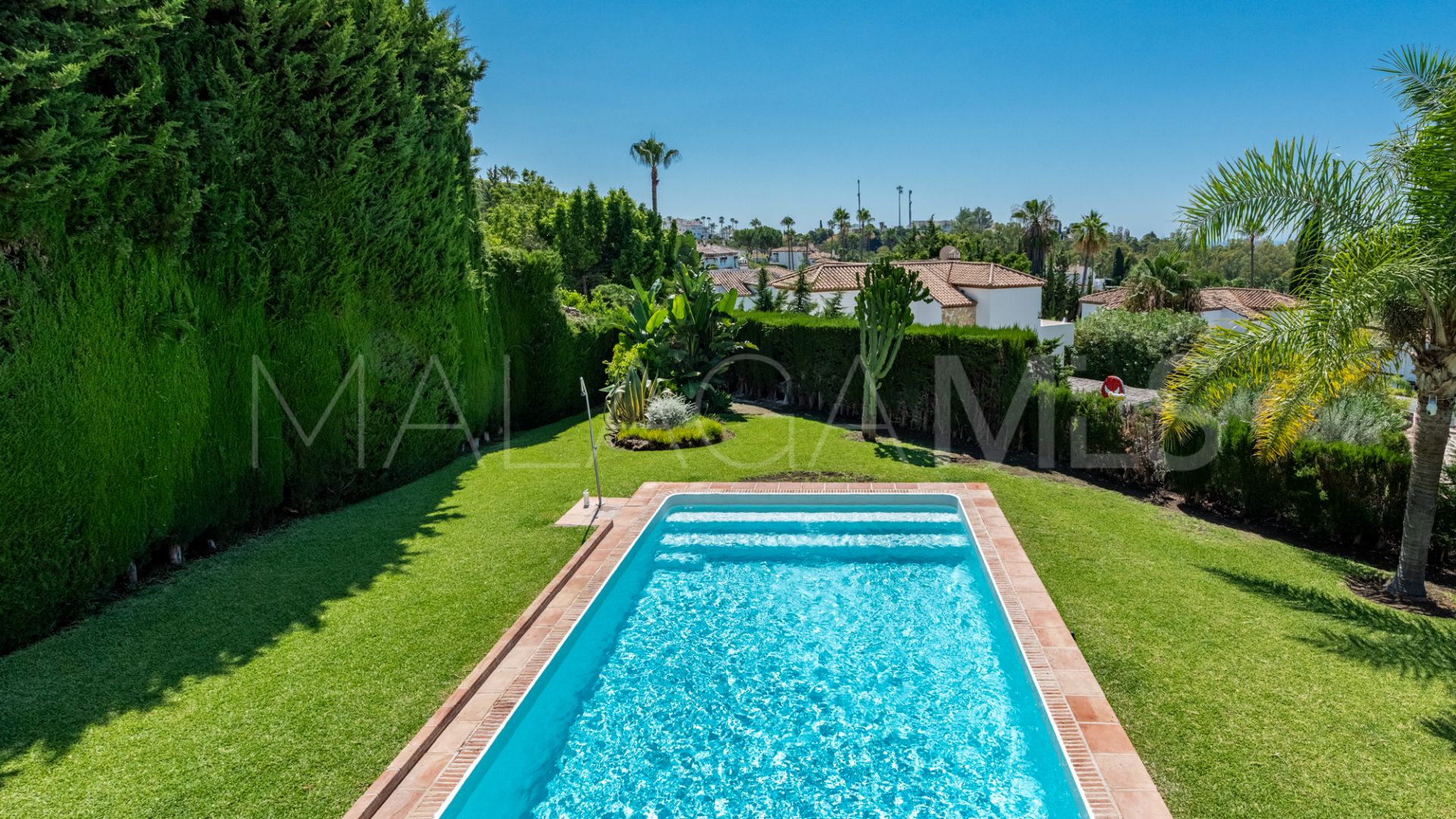 Villa for sale in Nueva Andalucia