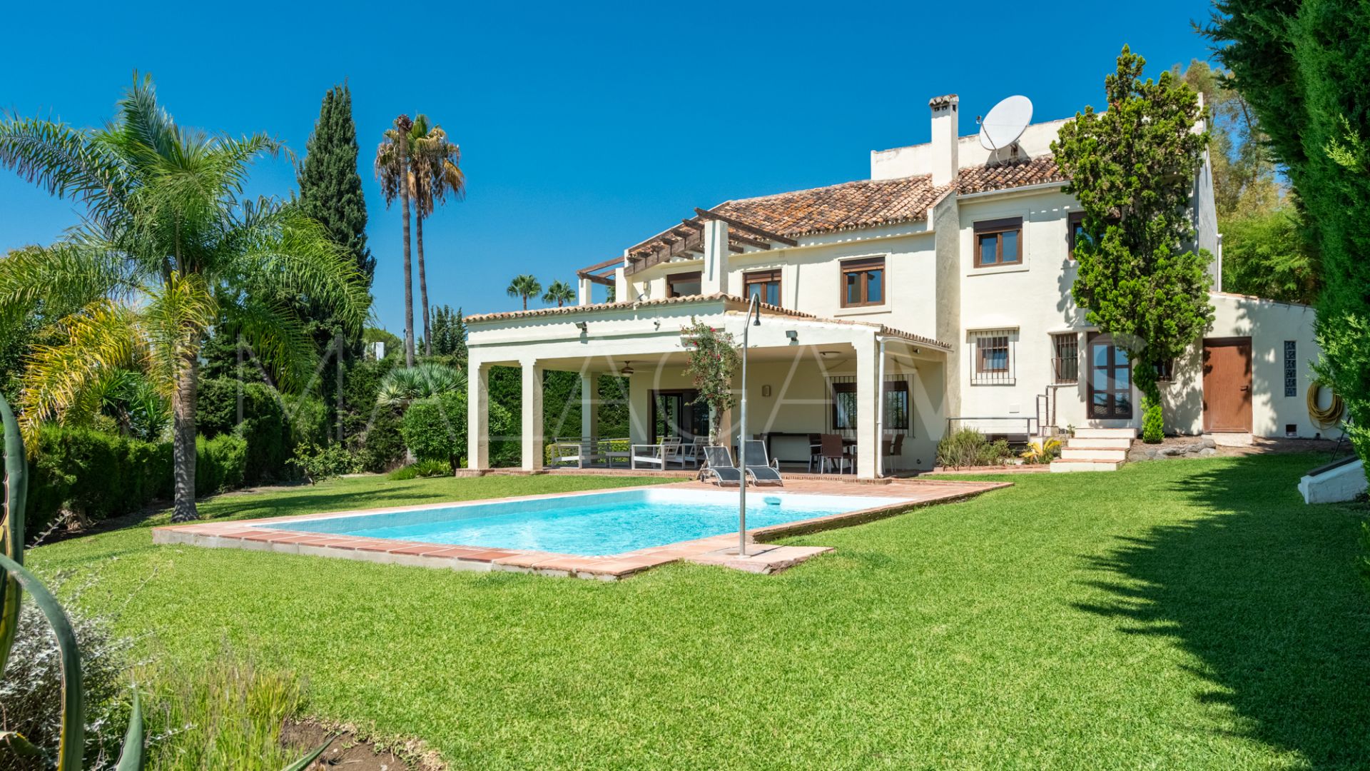 Villa for sale in Nueva Andalucia