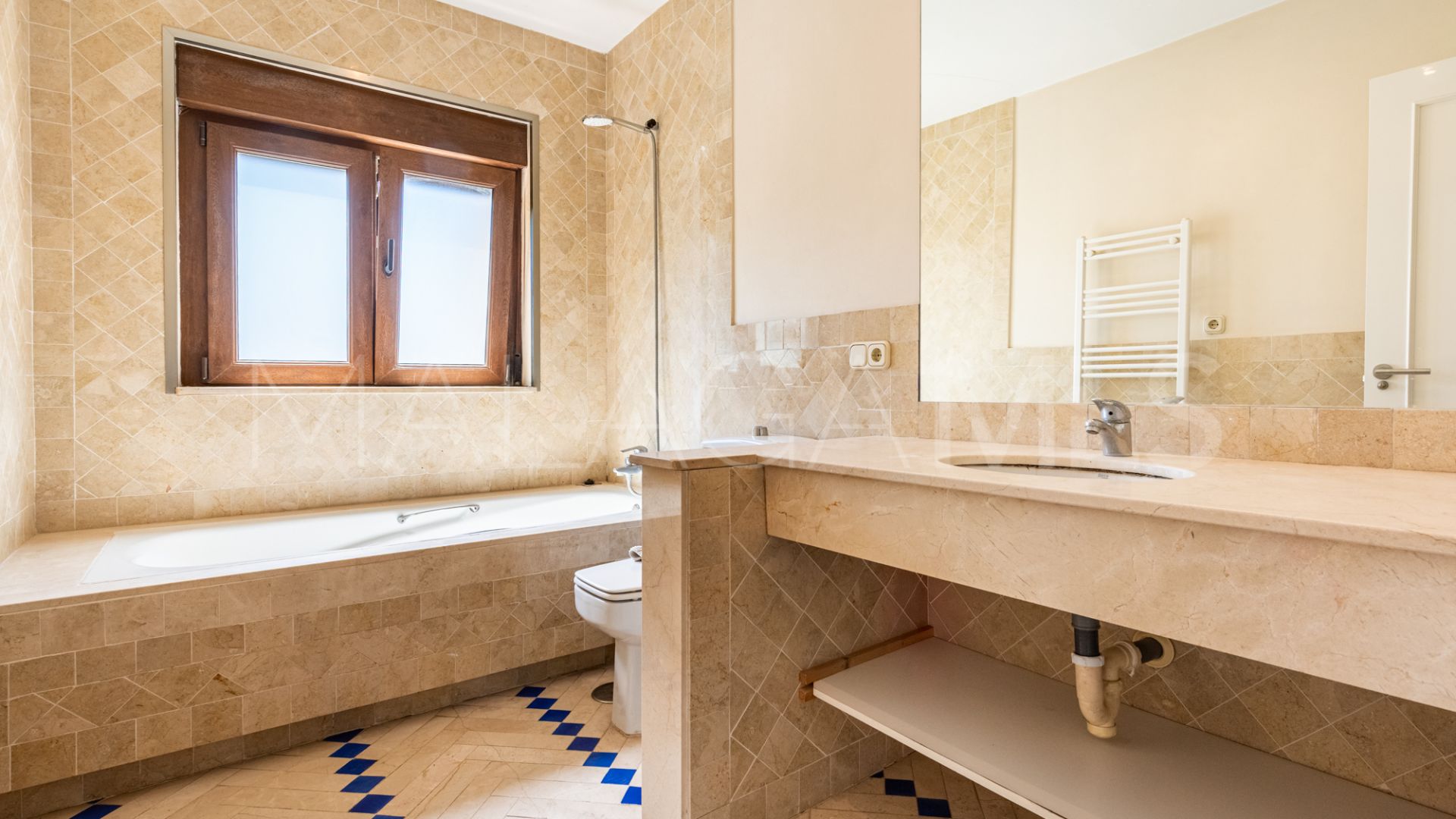 Villa for sale in Nueva Andalucia