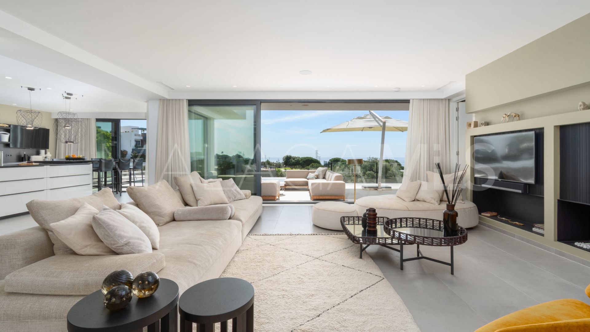 Buy villa de 5 bedrooms in Cabopino