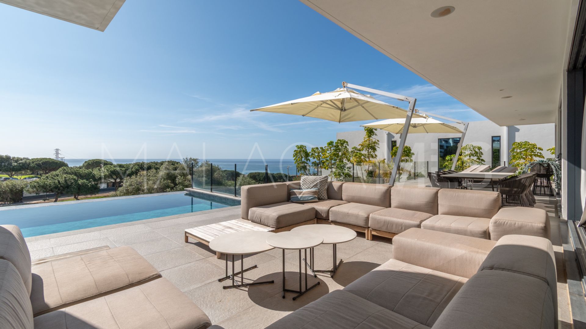 Buy villa de 5 bedrooms in Cabopino