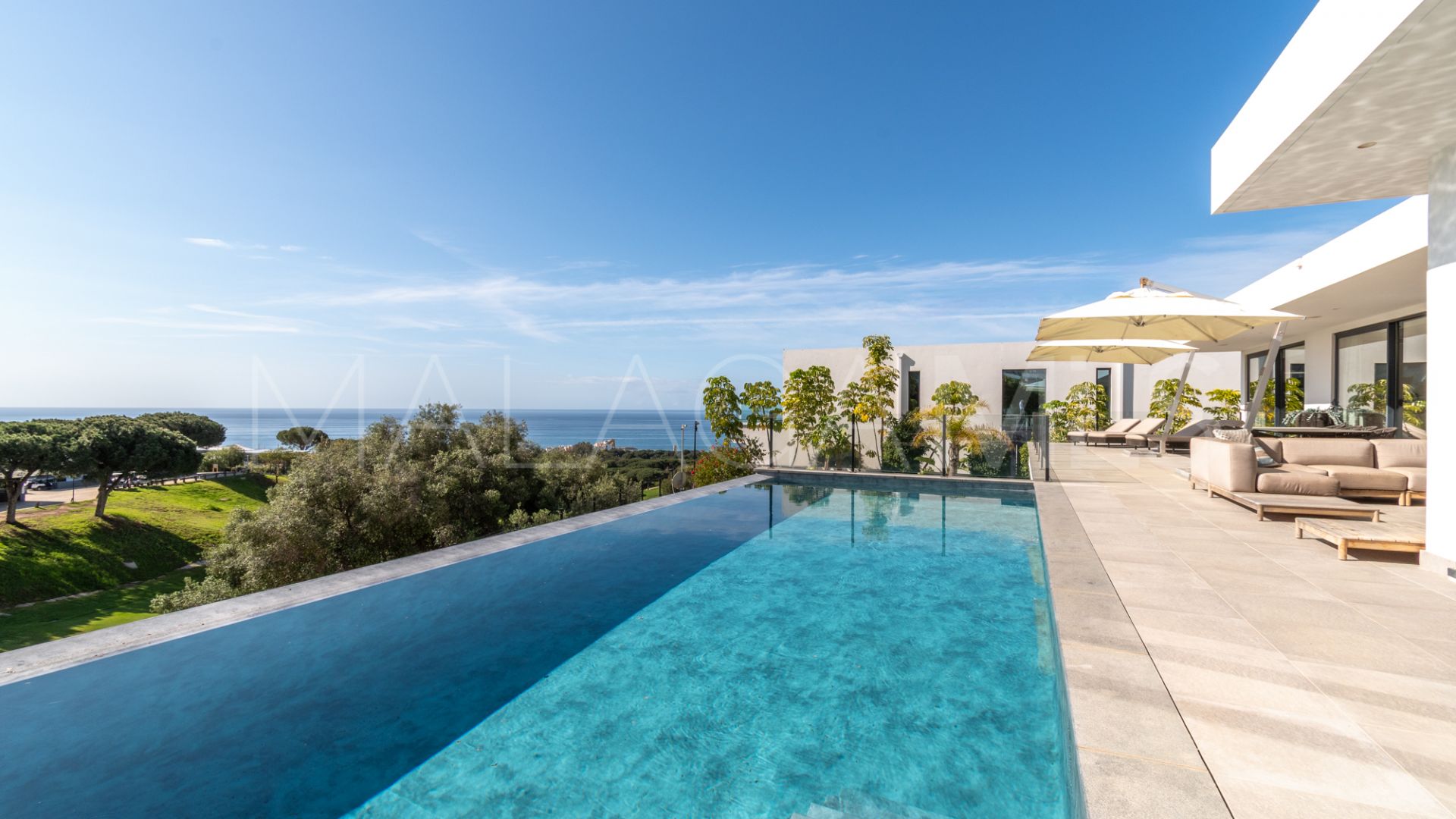 Buy villa de 5 bedrooms in Cabopino