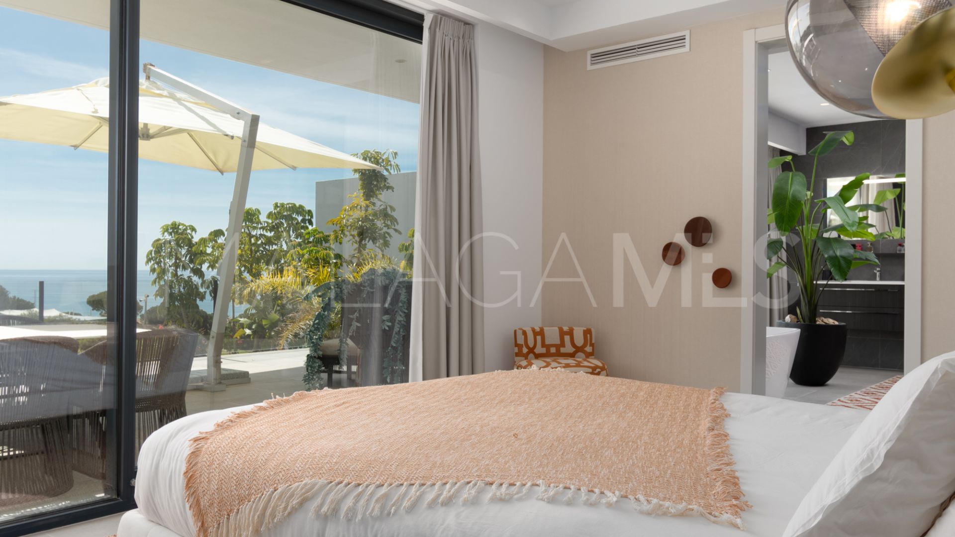 Buy villa de 5 bedrooms in Cabopino