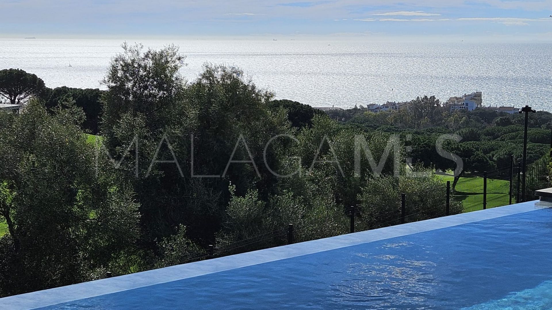 Buy villa de 5 bedrooms in Cabopino