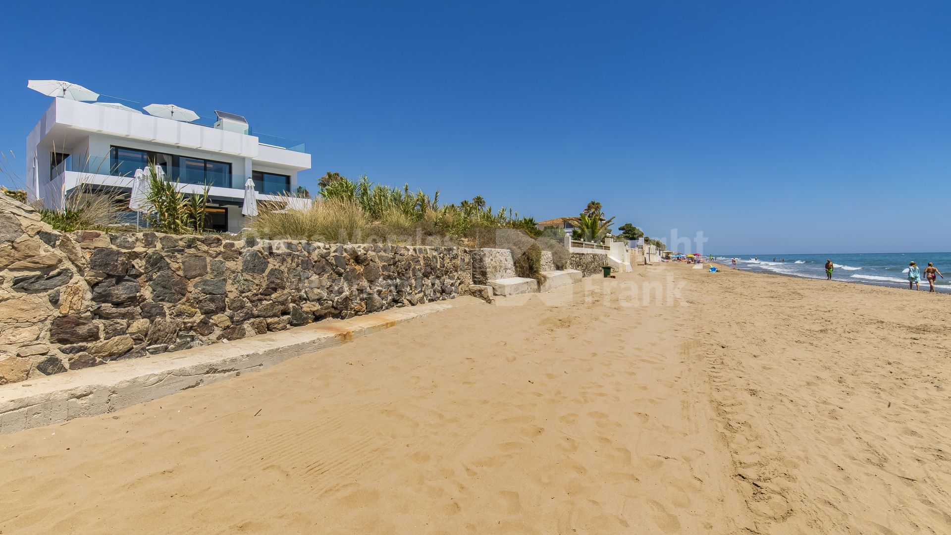 Costabella, Maison de style contemporain à proximité de la plage