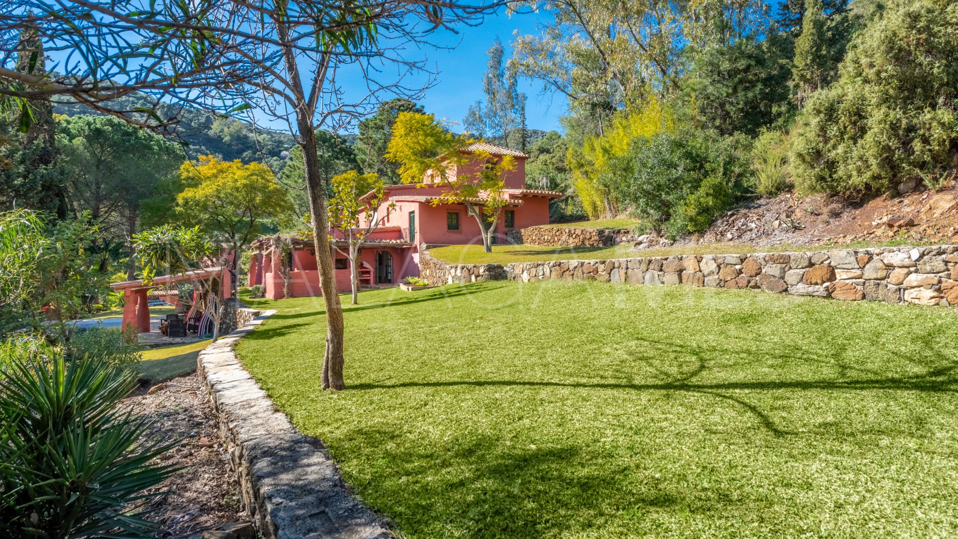 Finca a la venta in Benahavis