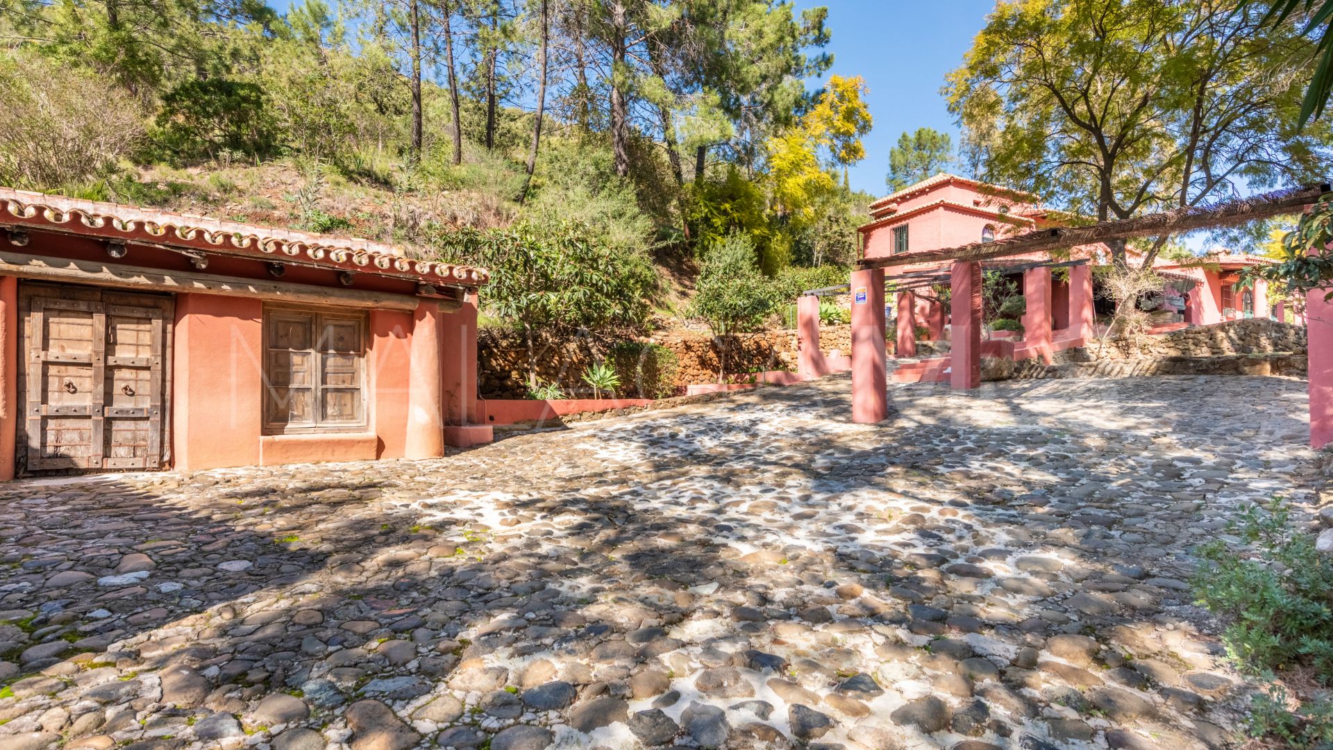 Finca a la venta in Benahavis