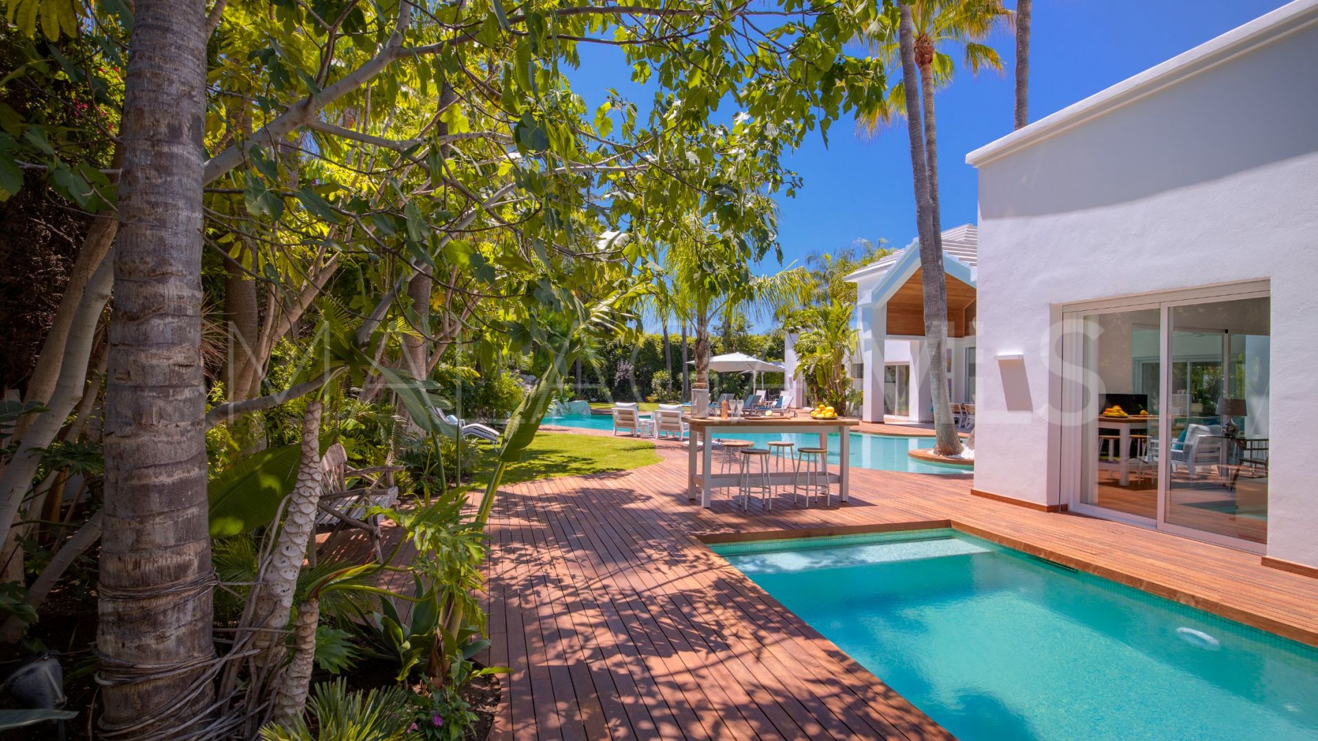 Villa for sale in Guadalmina Baja