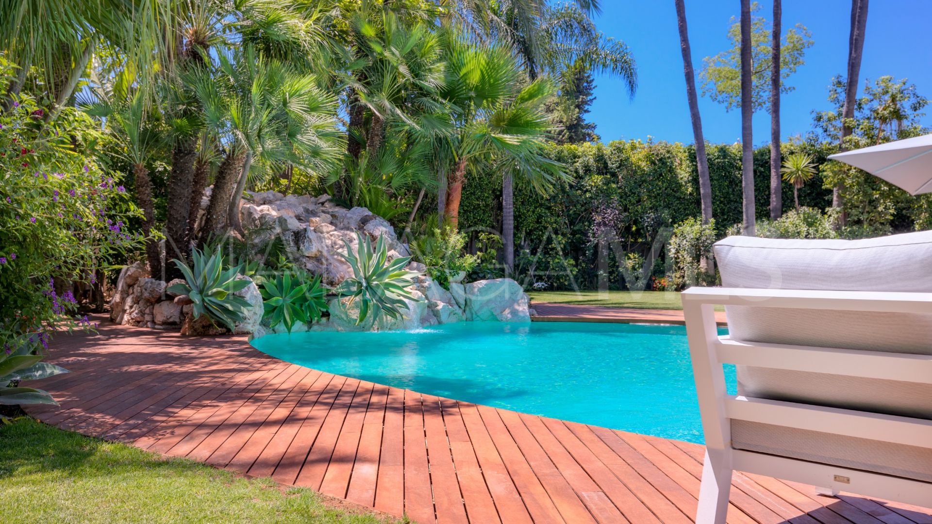 Villa for sale in Guadalmina Baja