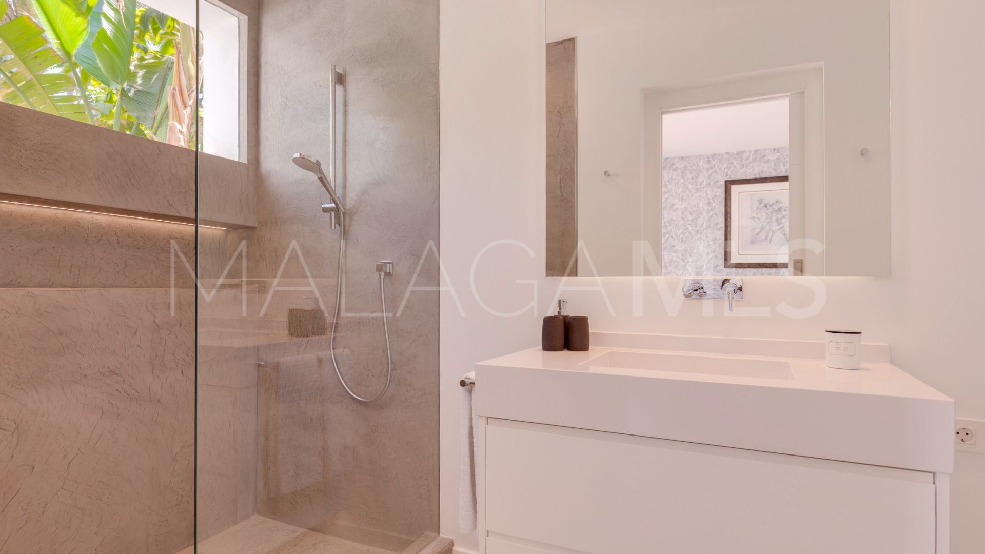 Villa for sale in Guadalmina Baja