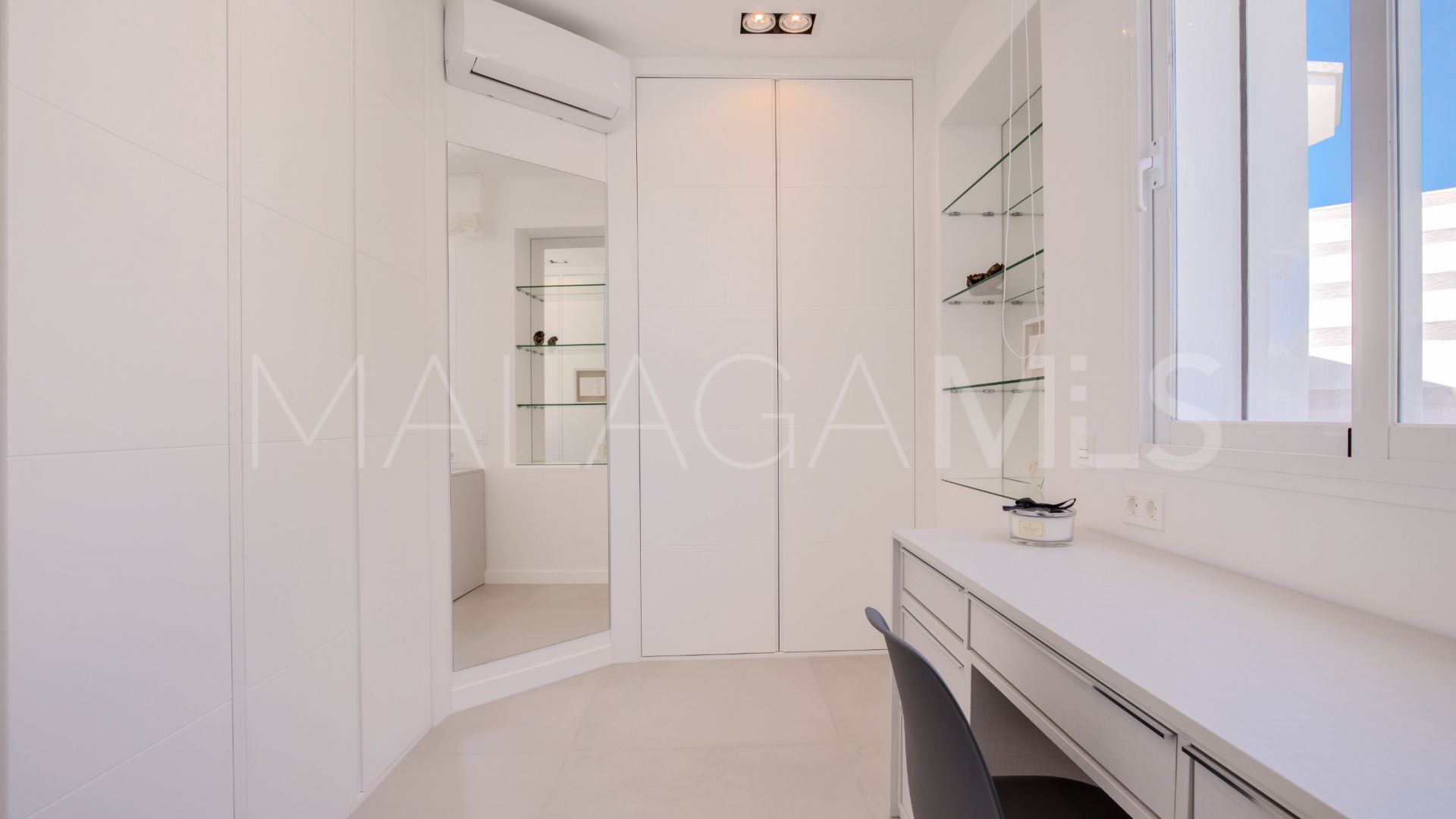 Villa for sale in Guadalmina Baja