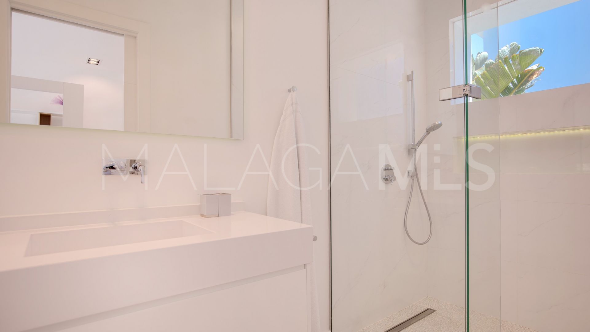 Villa for sale in Guadalmina Baja
