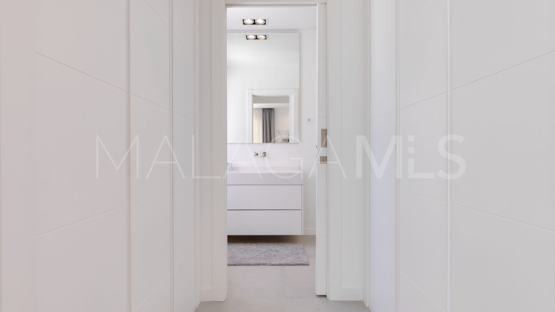 Villa for sale in Guadalmina Baja