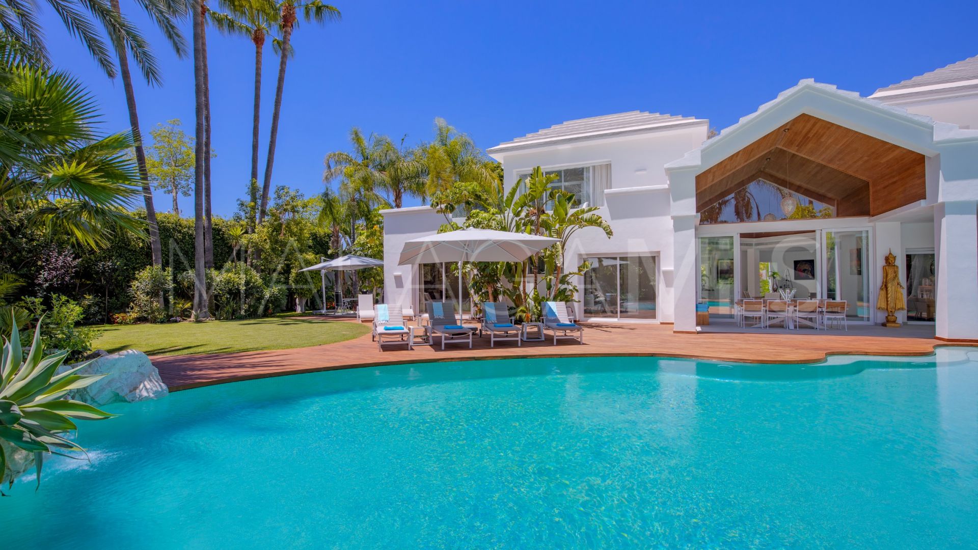 Villa for sale in Guadalmina Baja