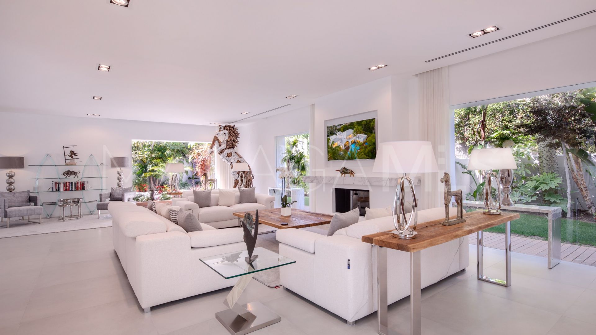 Villa for sale in Guadalmina Baja