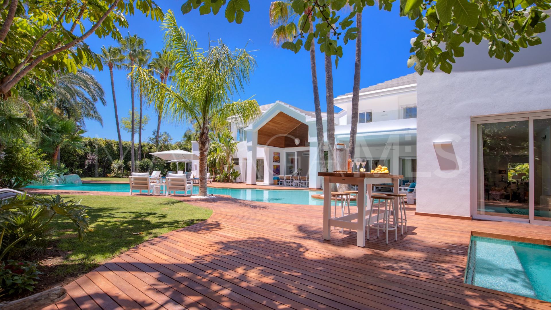 Villa for sale in Guadalmina Baja