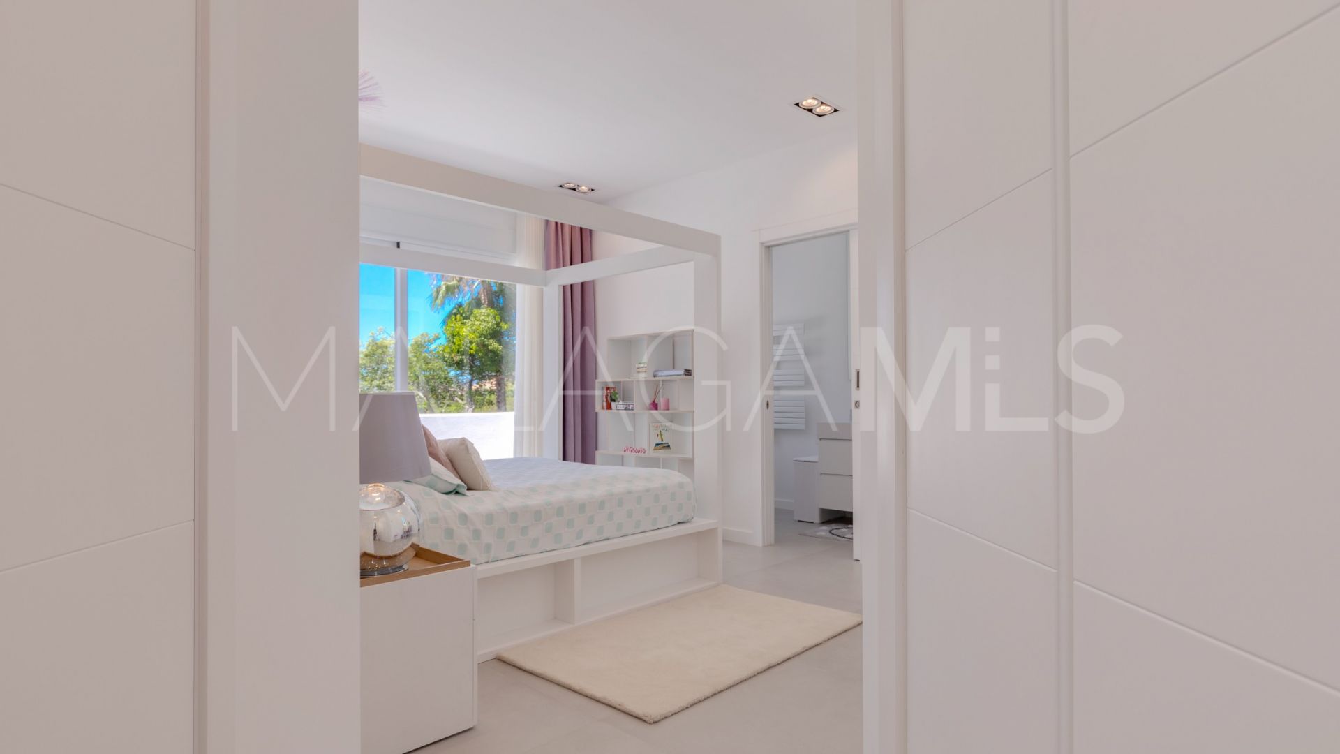 Villa for sale in Guadalmina Baja
