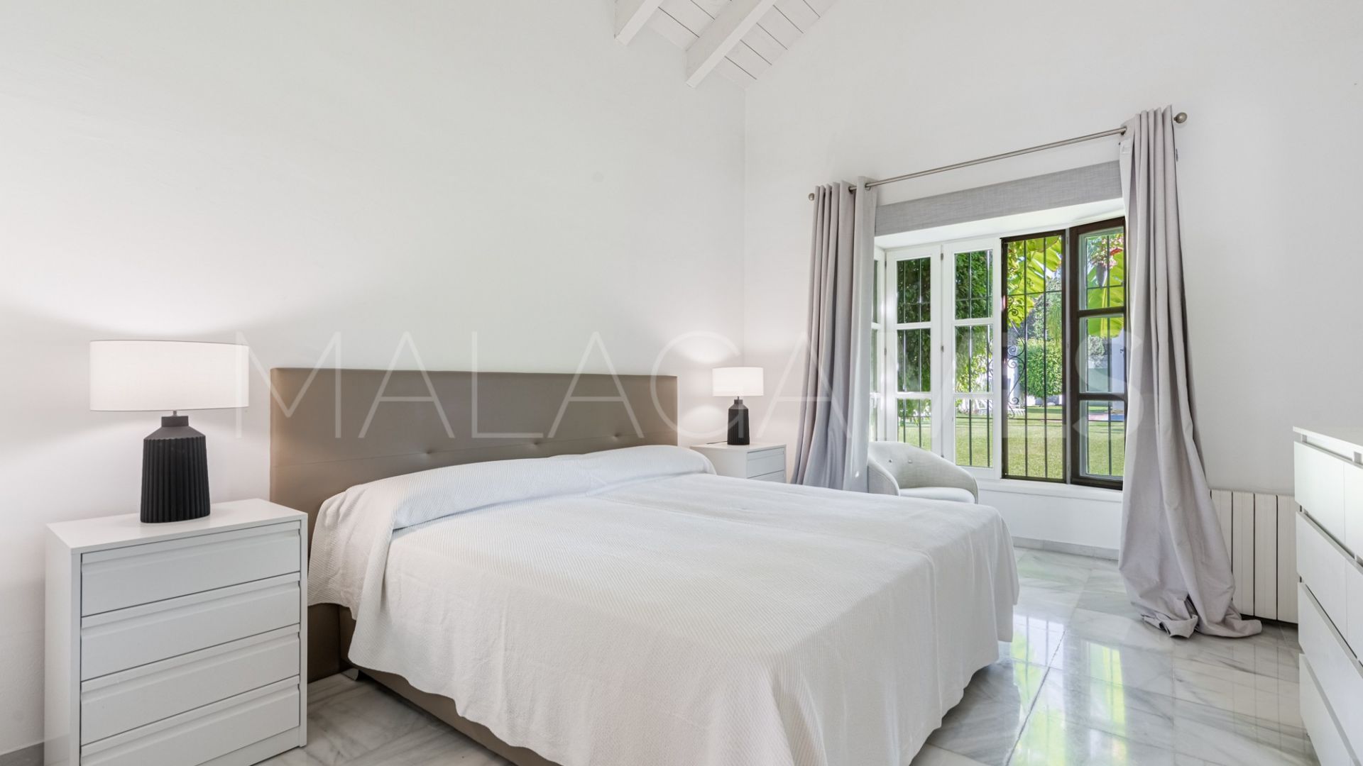 Villa for sale in Guadalmina Baja