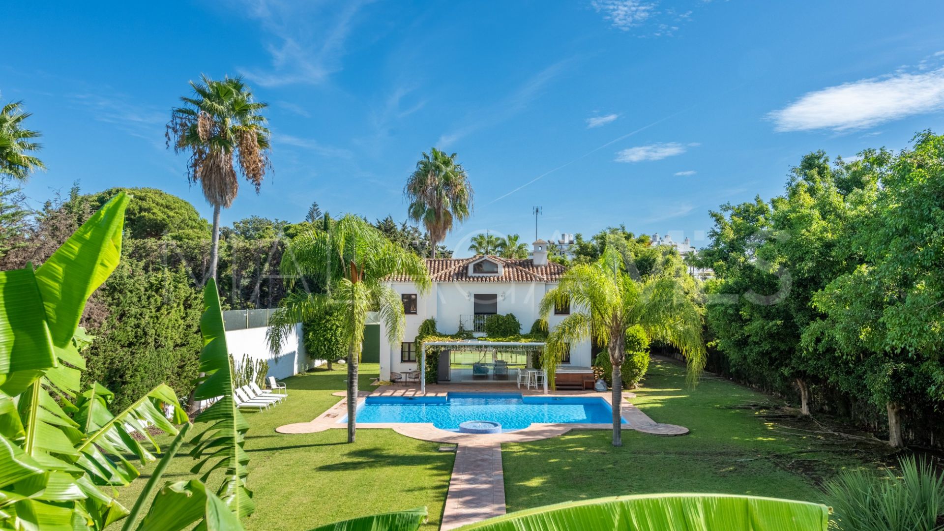 Villa for sale in Guadalmina Baja