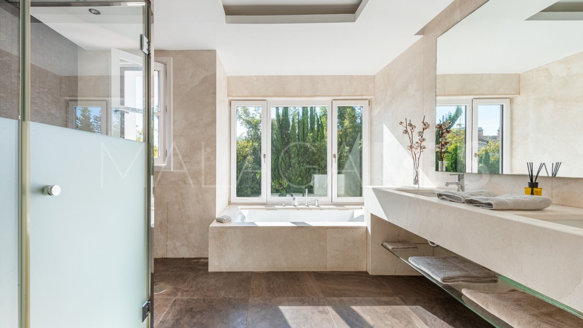 Villa for sale in Guadalmina Baja
