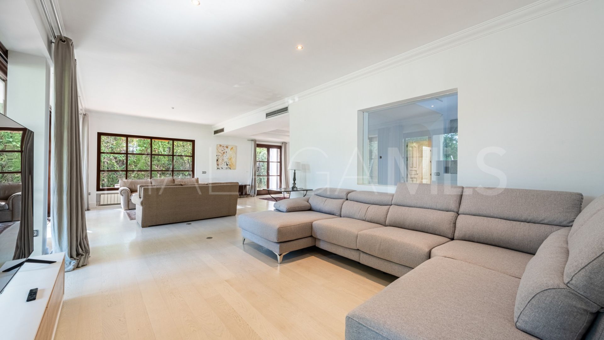 Villa for sale in Guadalmina Baja