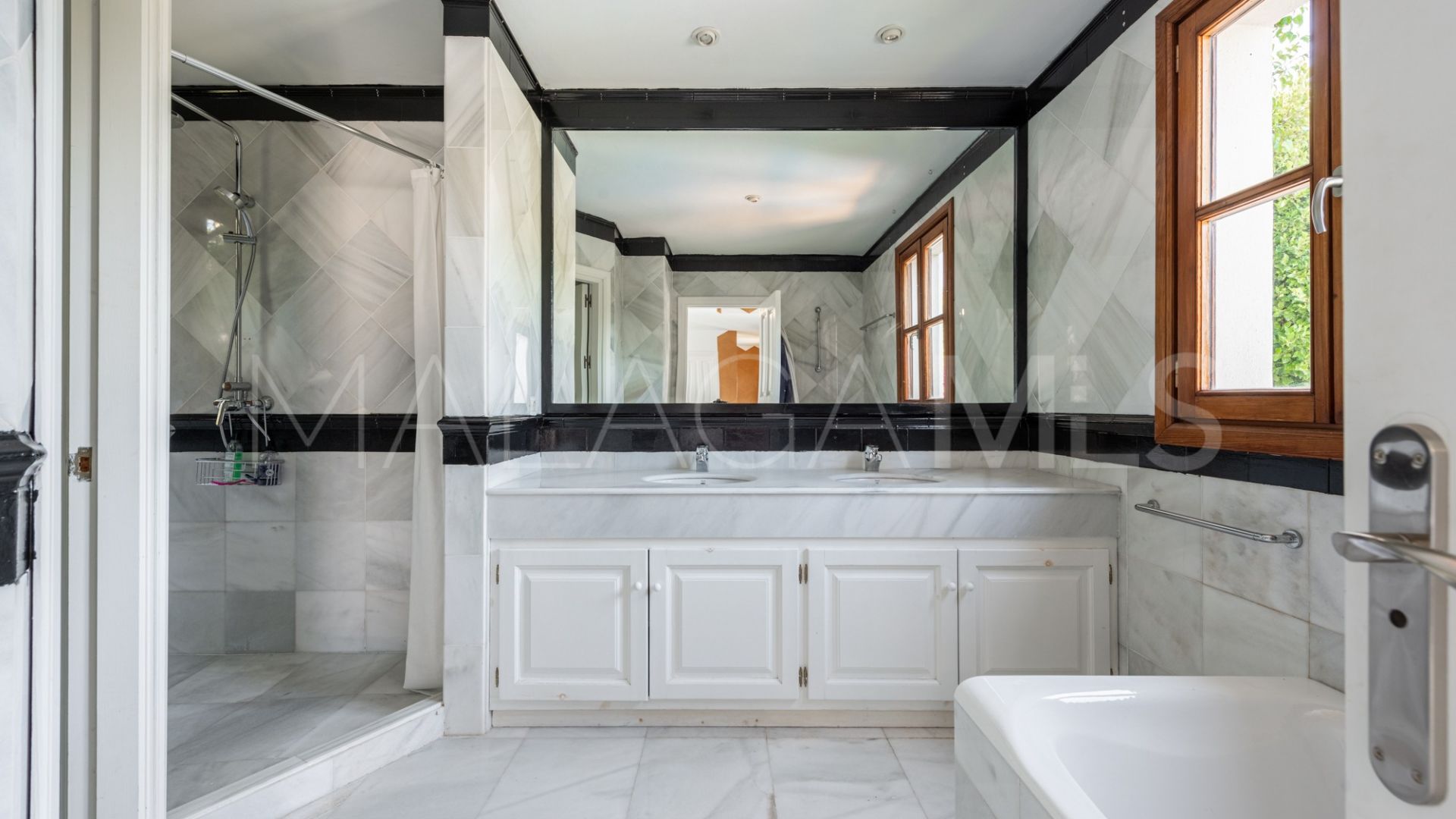Villa for sale in Guadalmina Baja