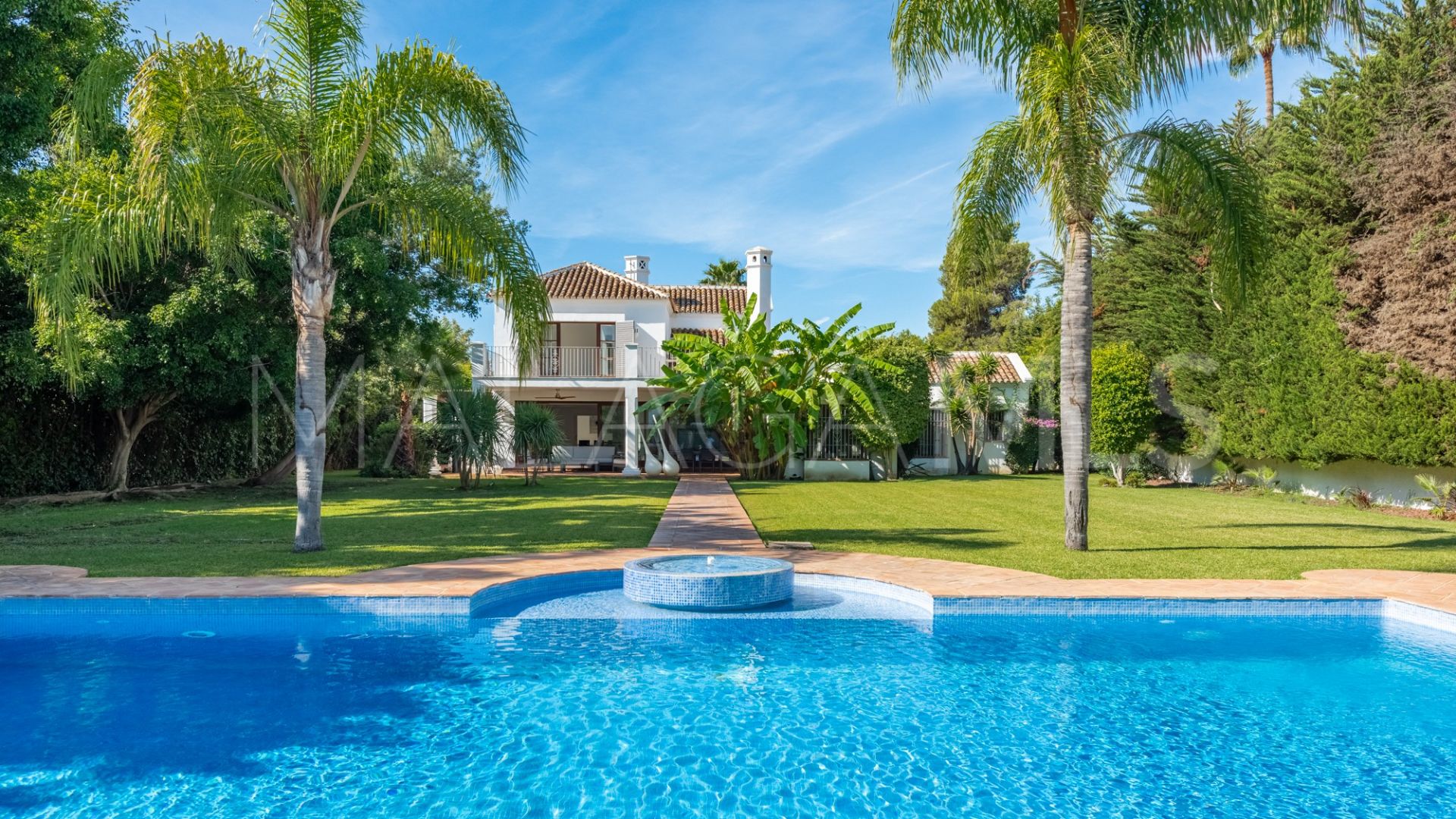 Villa for sale in Guadalmina Baja