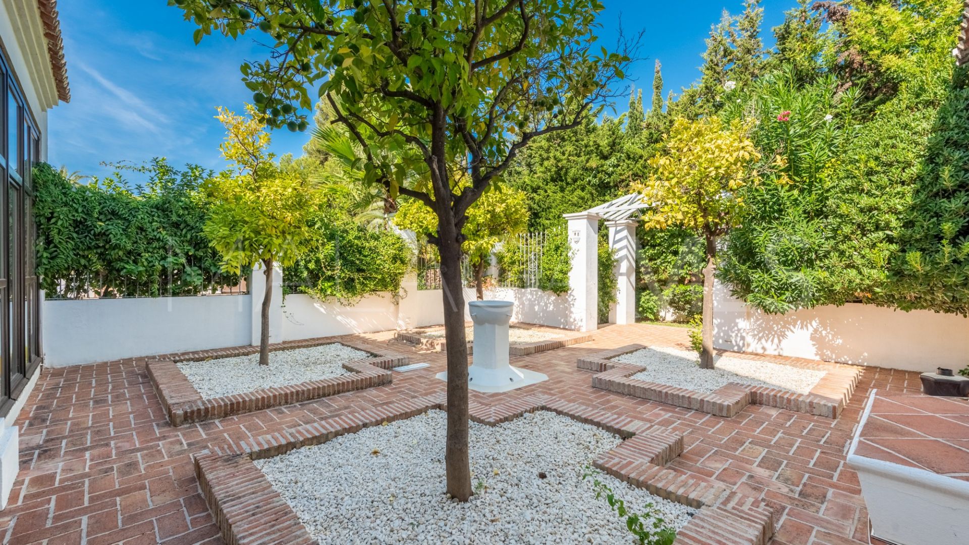 Villa for sale in Guadalmina Baja