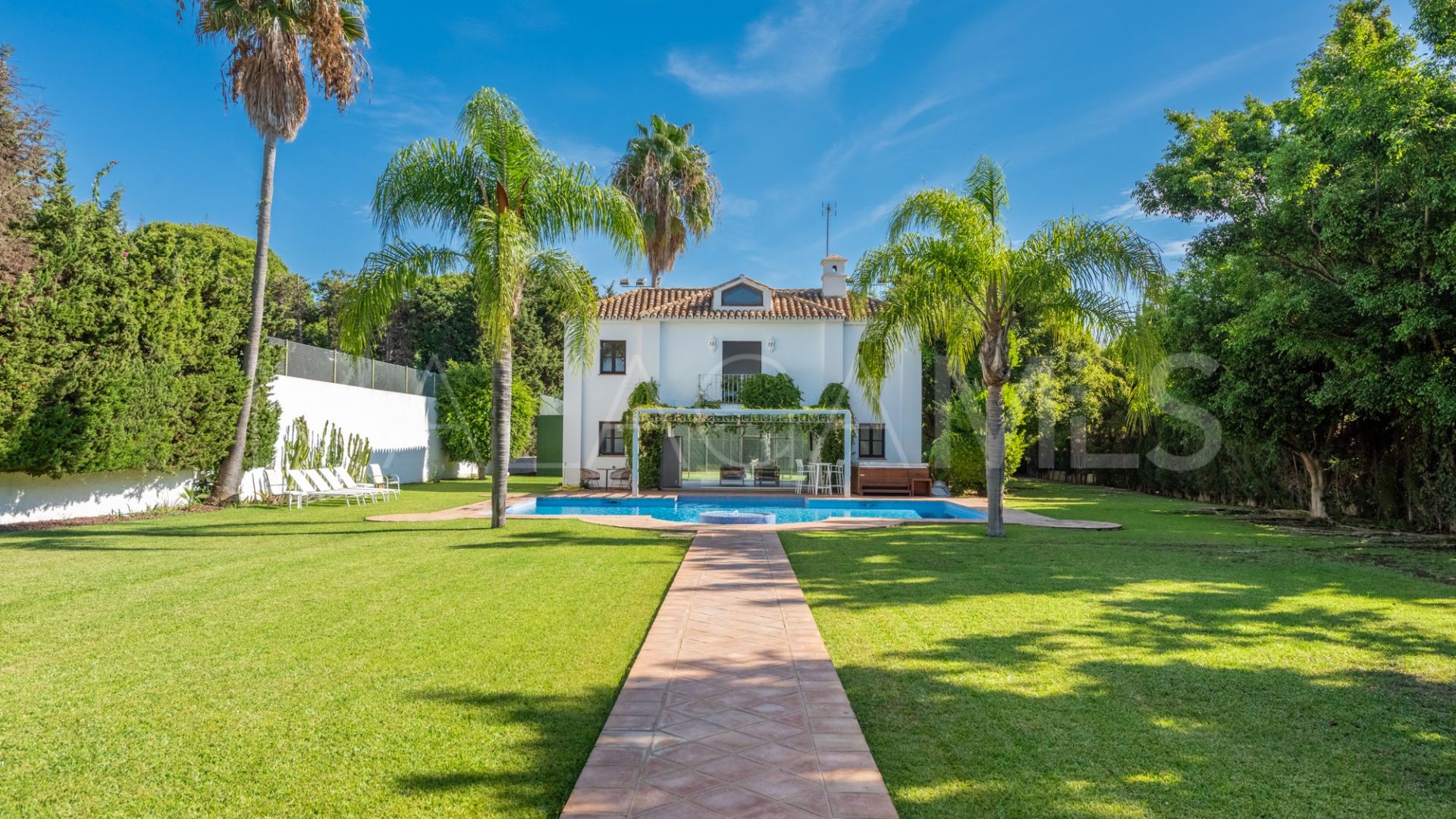 Villa for sale in Guadalmina Baja