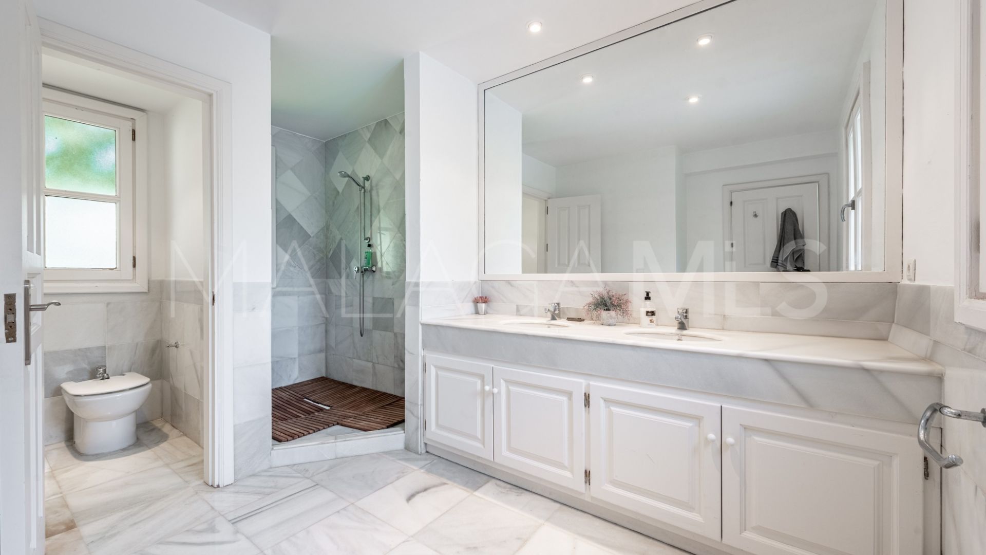 Villa for sale in Guadalmina Baja