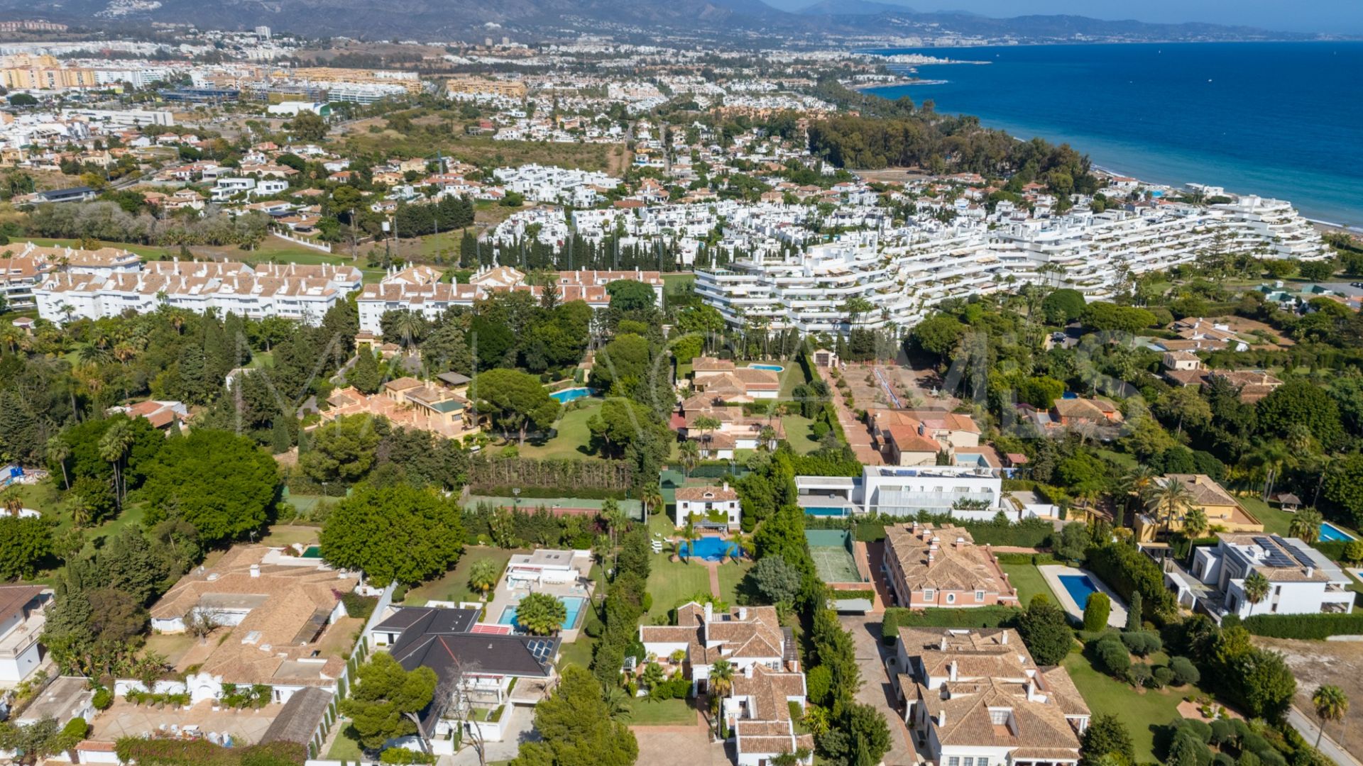 Villa for sale in Guadalmina Baja