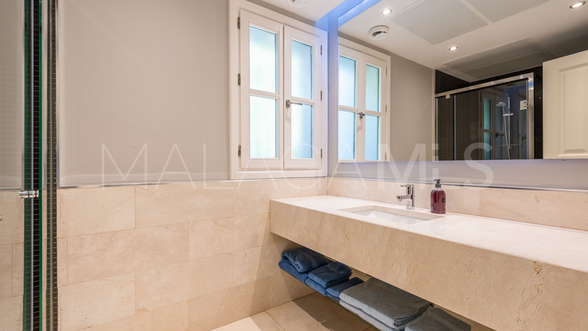 Villa for sale in Guadalmina Baja