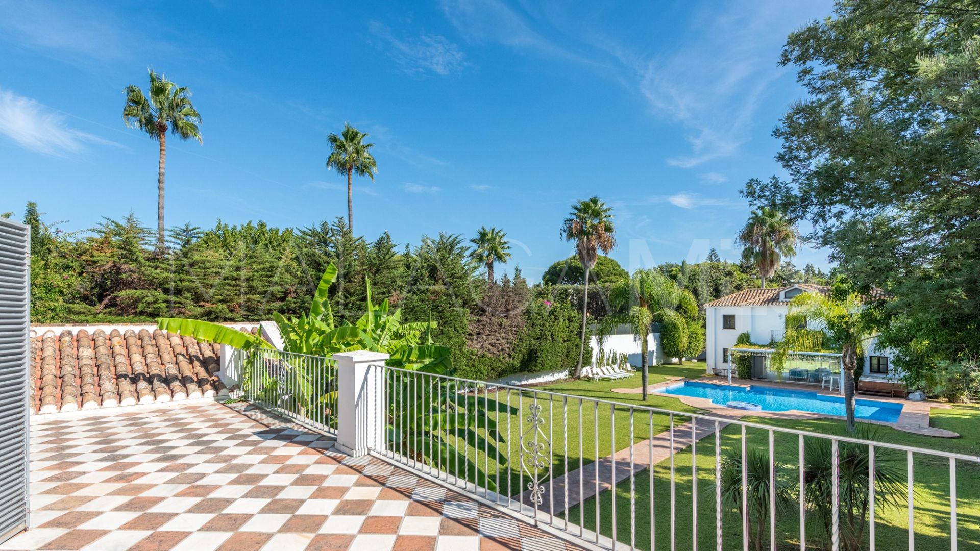Villa for sale in Guadalmina Baja
