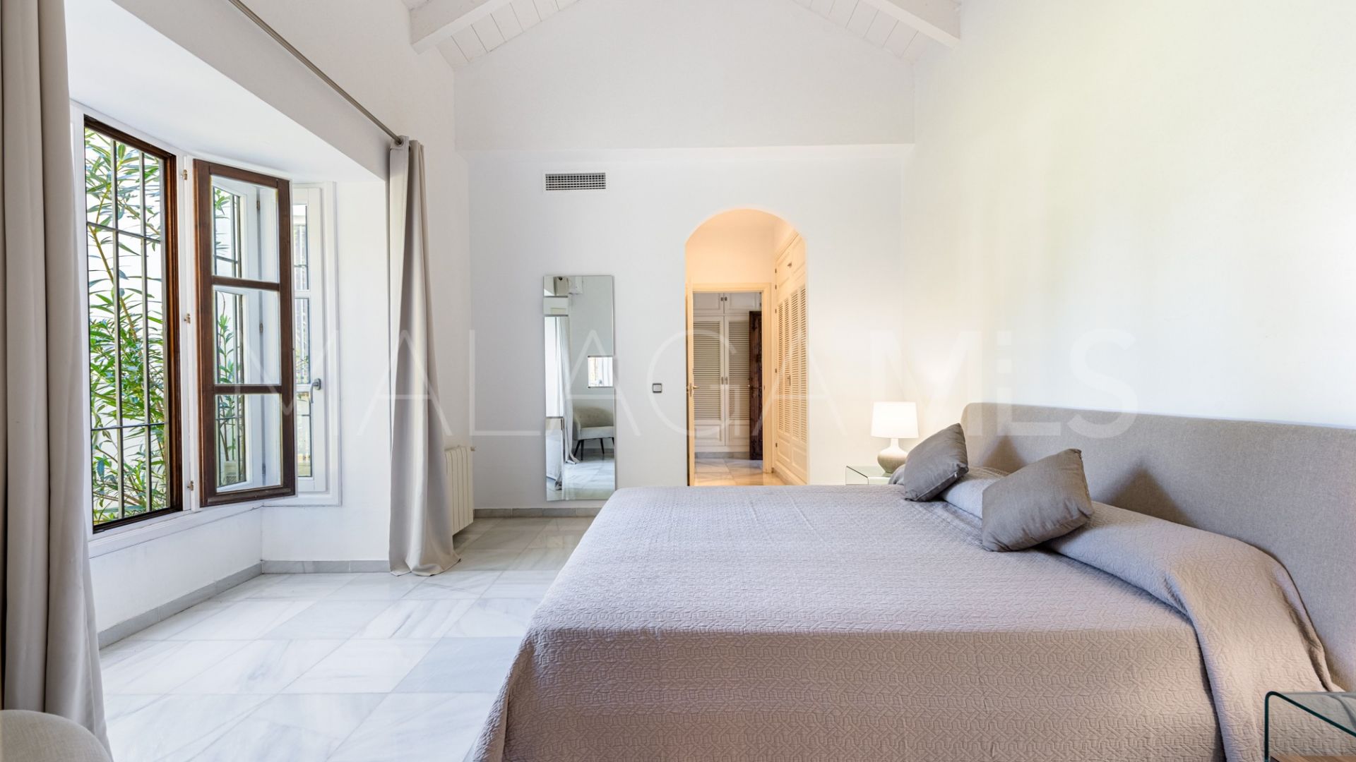 Villa for sale in Guadalmina Baja