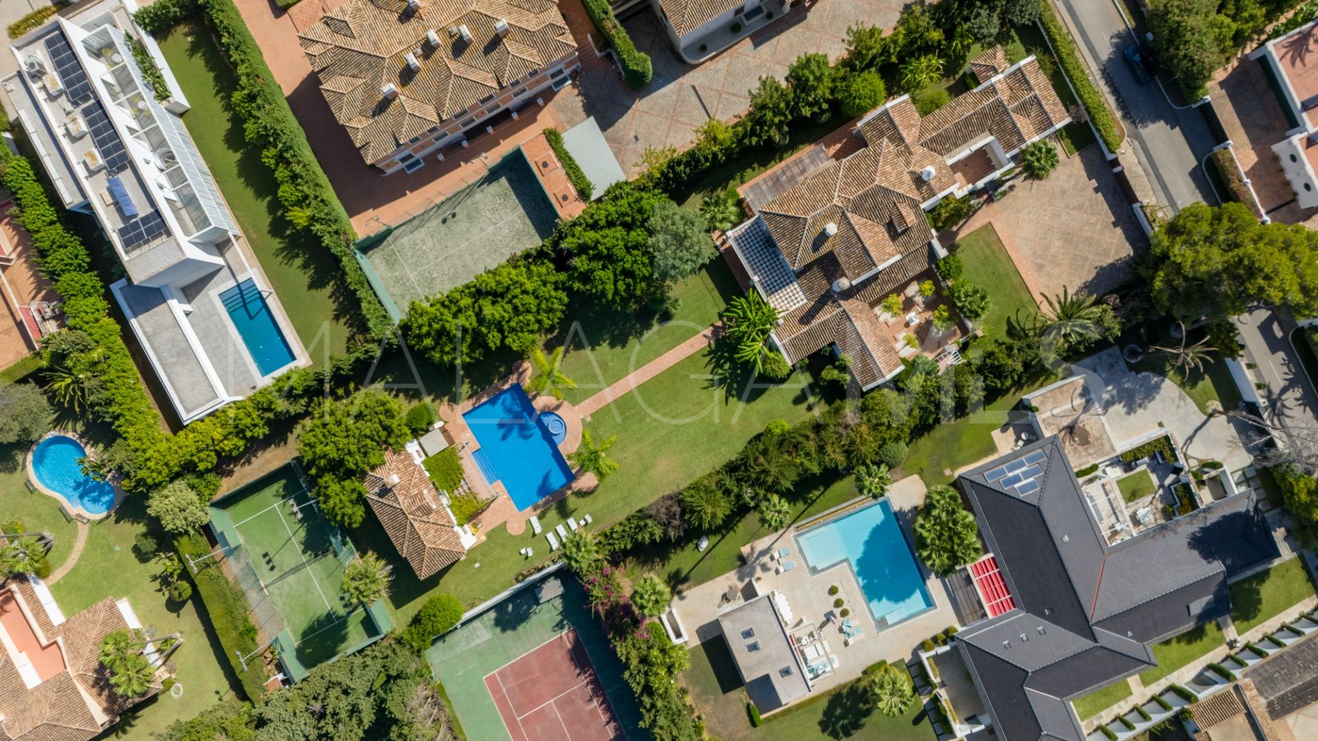 Villa for sale in Guadalmina Baja