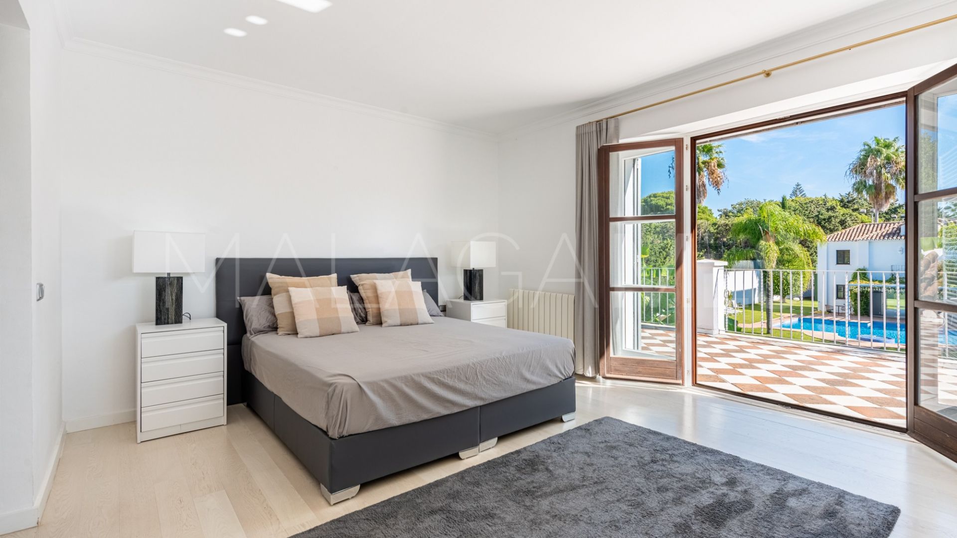 Villa for sale in Guadalmina Baja