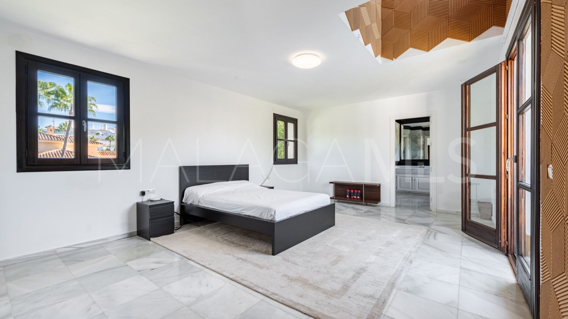 Villa for sale in Guadalmina Baja