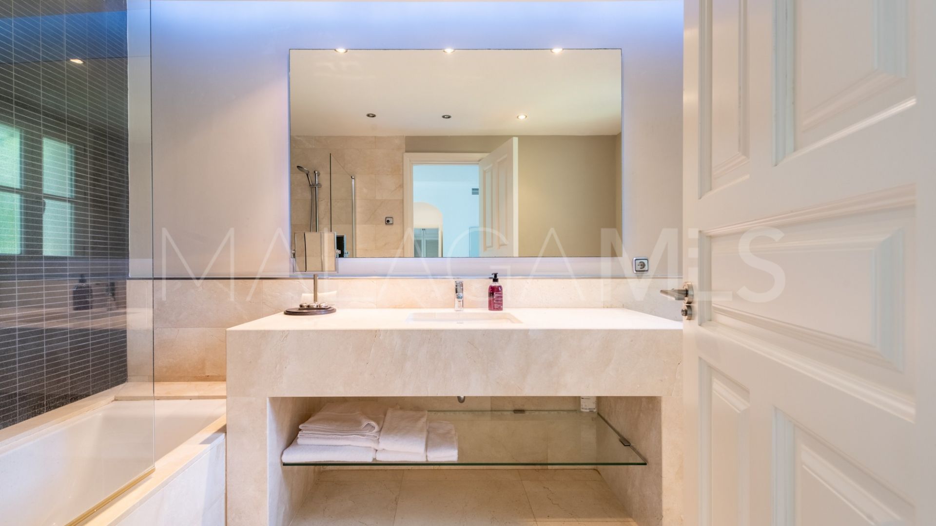 Villa for sale in Guadalmina Baja