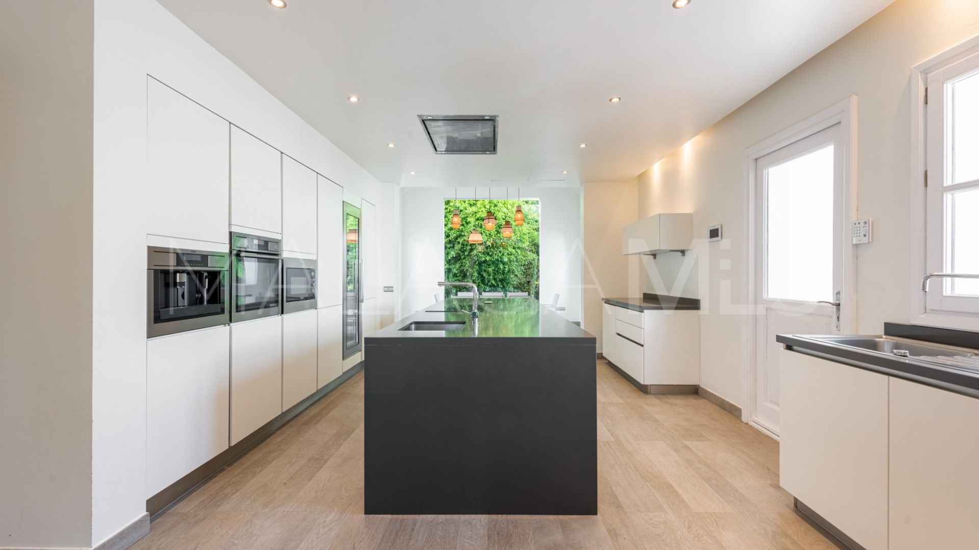 Villa for sale in Guadalmina Baja