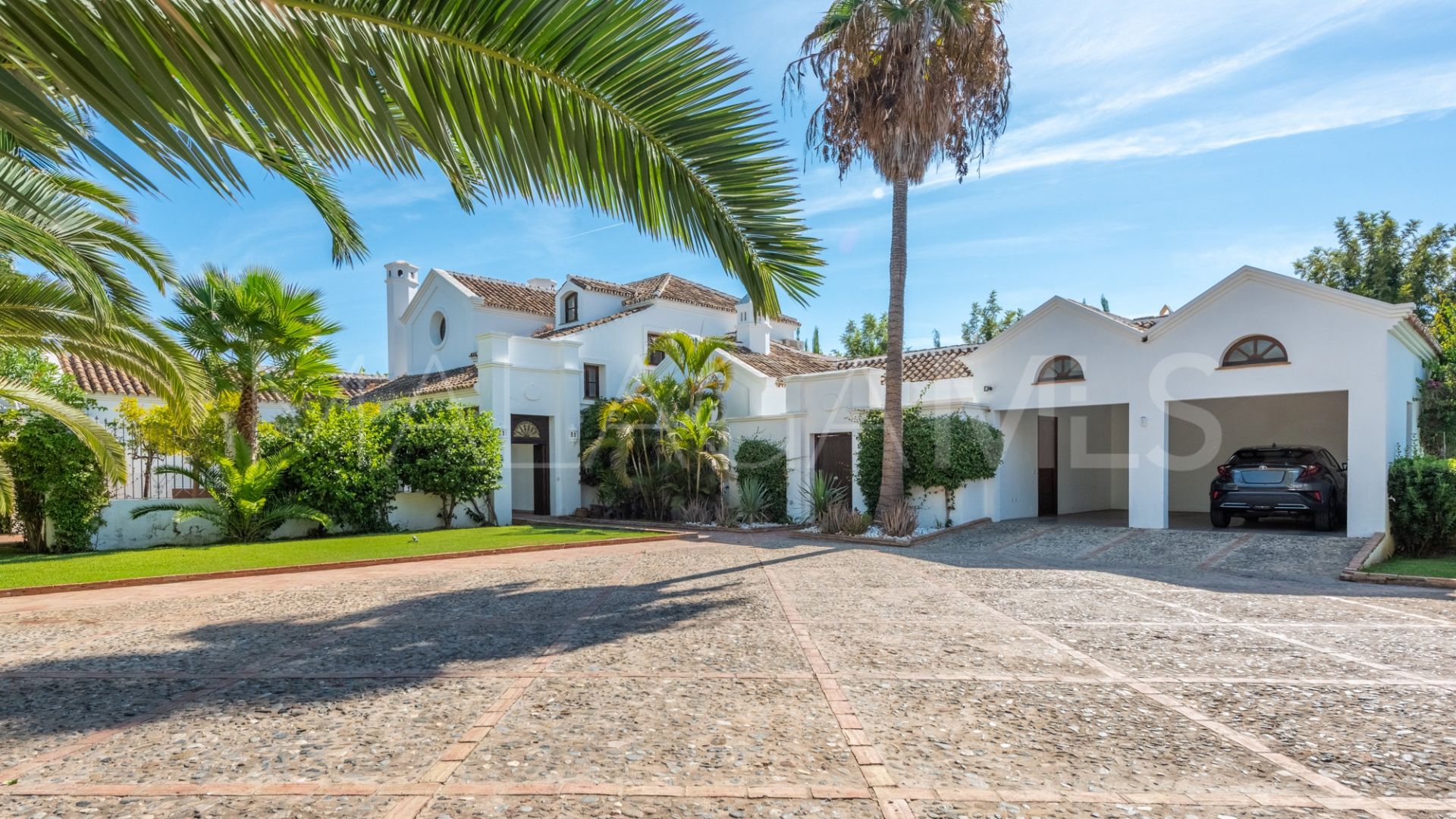 Villa for sale in Guadalmina Baja
