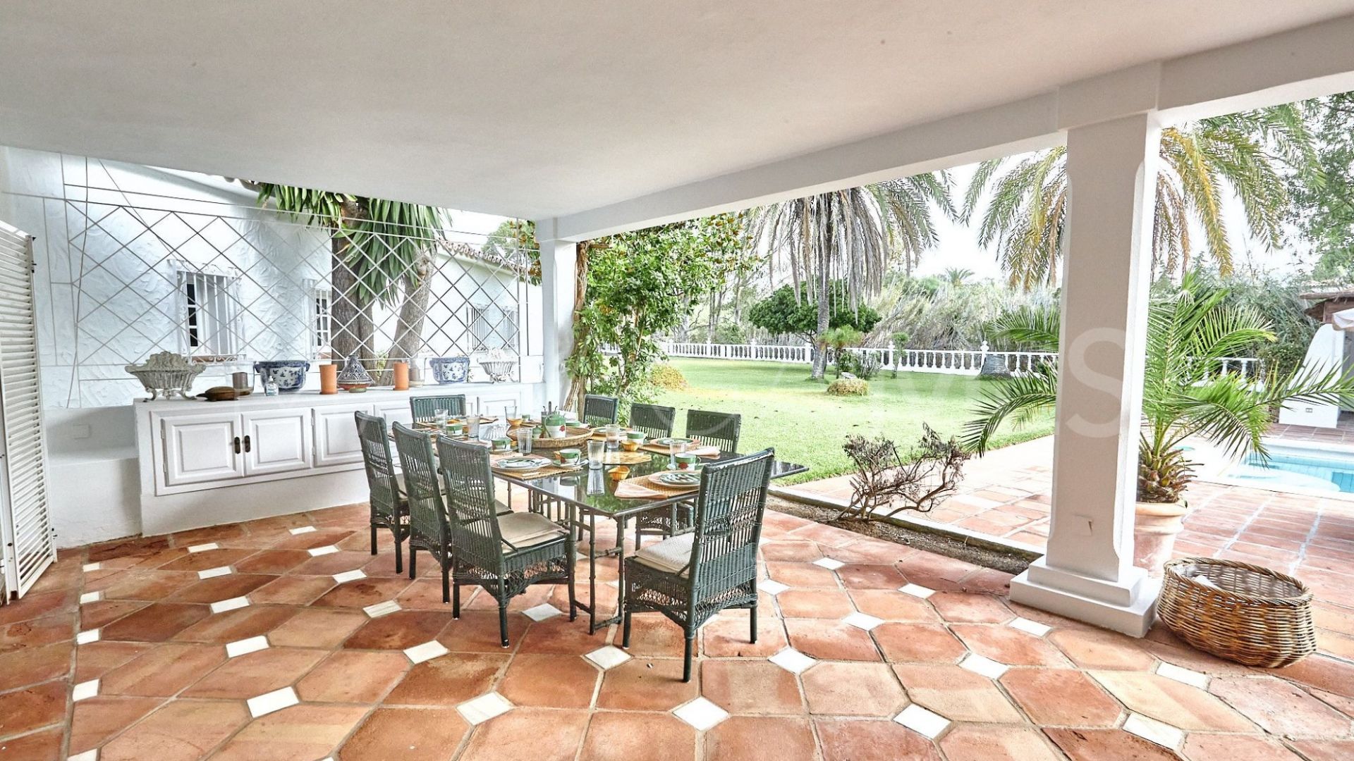 Villa for sale in Guadalmina Baja