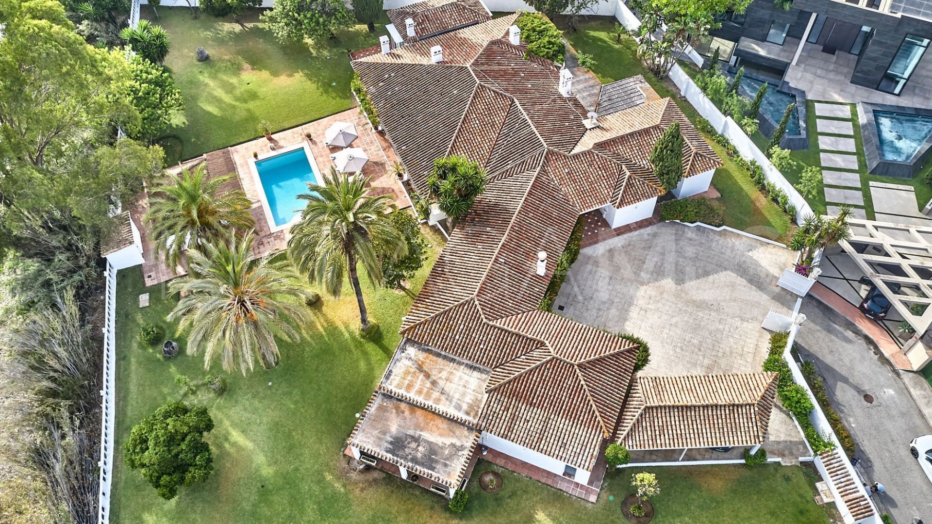 Villa for sale in Guadalmina Baja