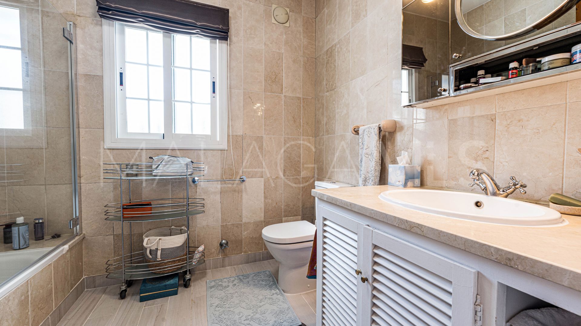 Casa a la venta in Guadalmina Alta with 5 bedrooms