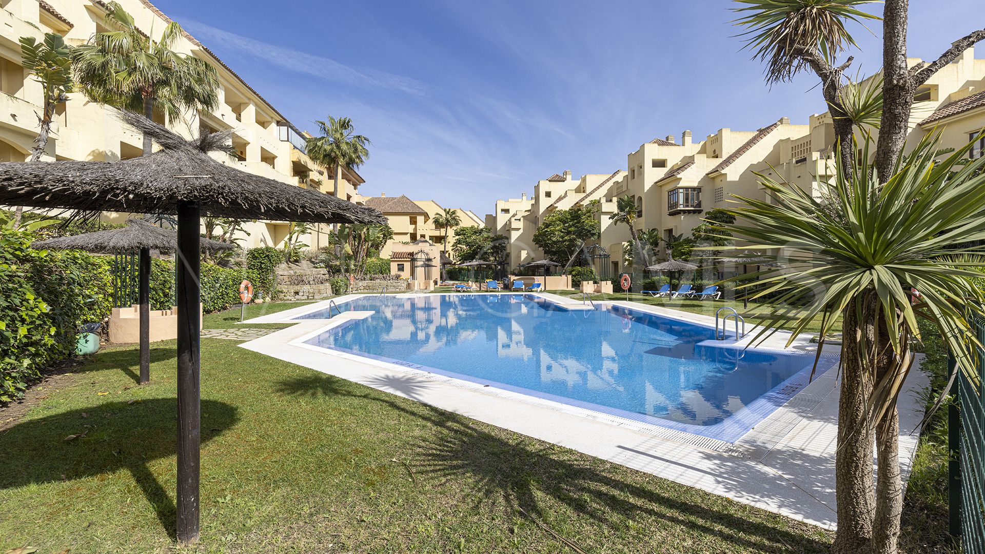 Appartement terrasse for sale in Duquesa Village