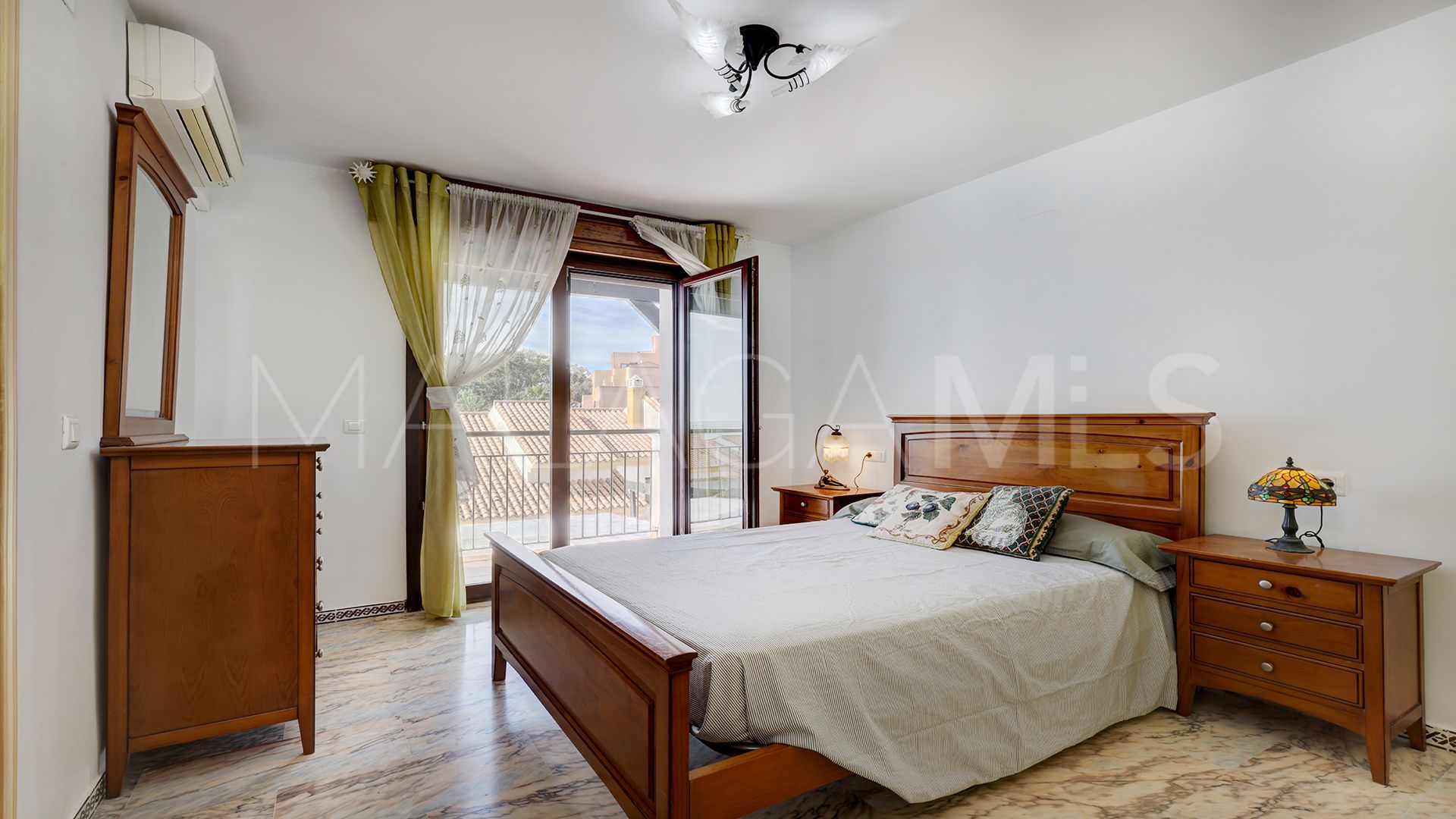 For sale 4 bedrooms town house in Manilva Beach