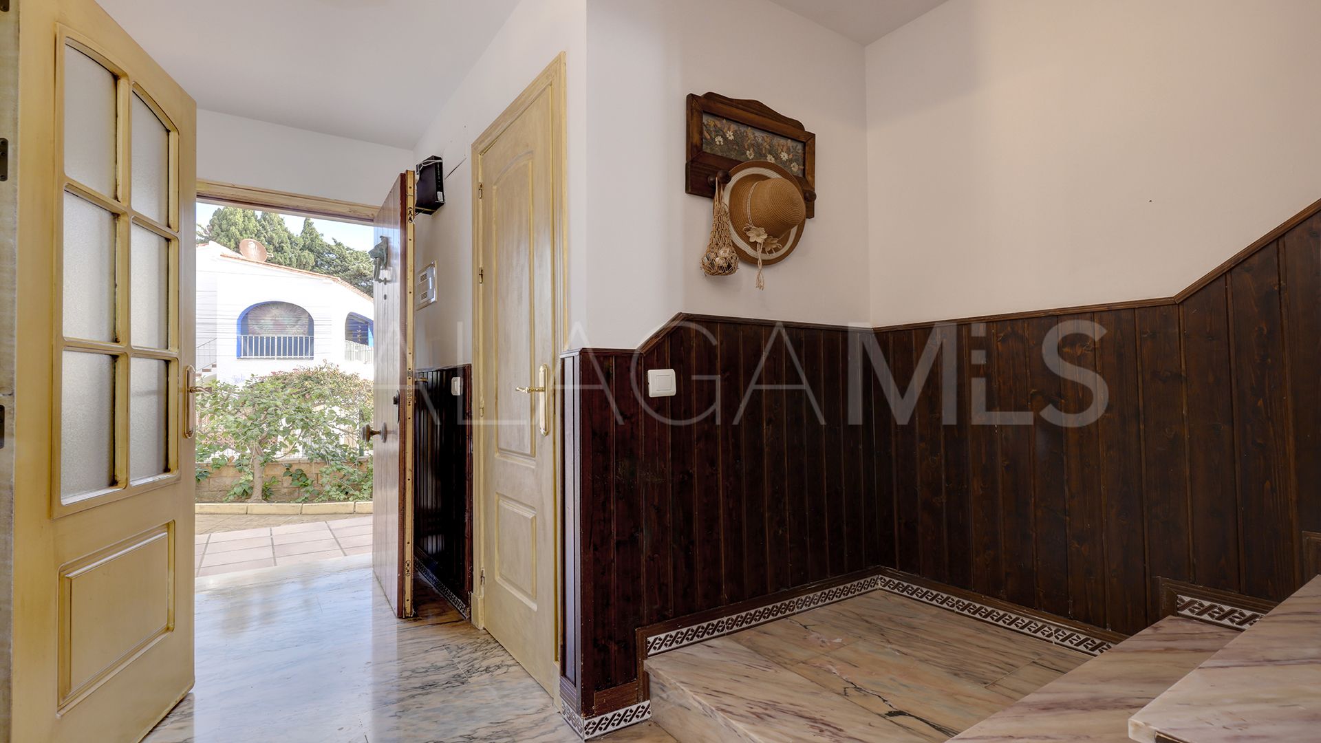 For sale 4 bedrooms town house in Manilva Beach