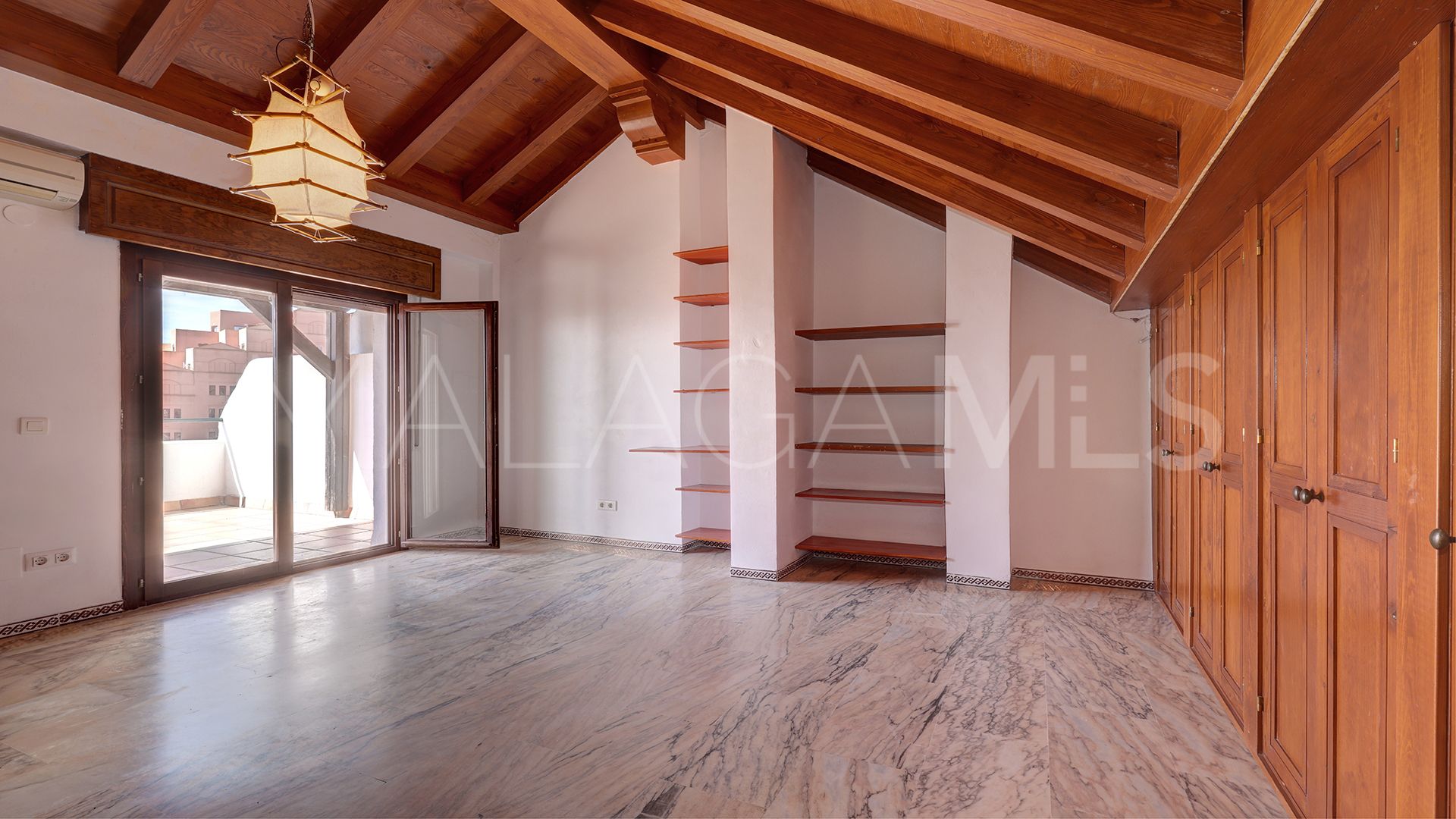For sale 4 bedrooms town house in Manilva Beach