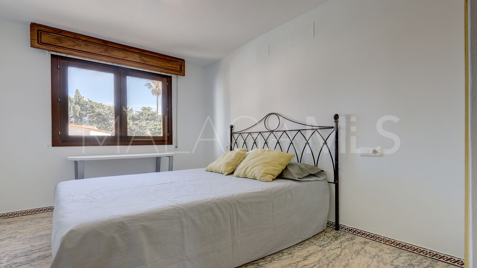For sale 4 bedrooms town house in Manilva Beach