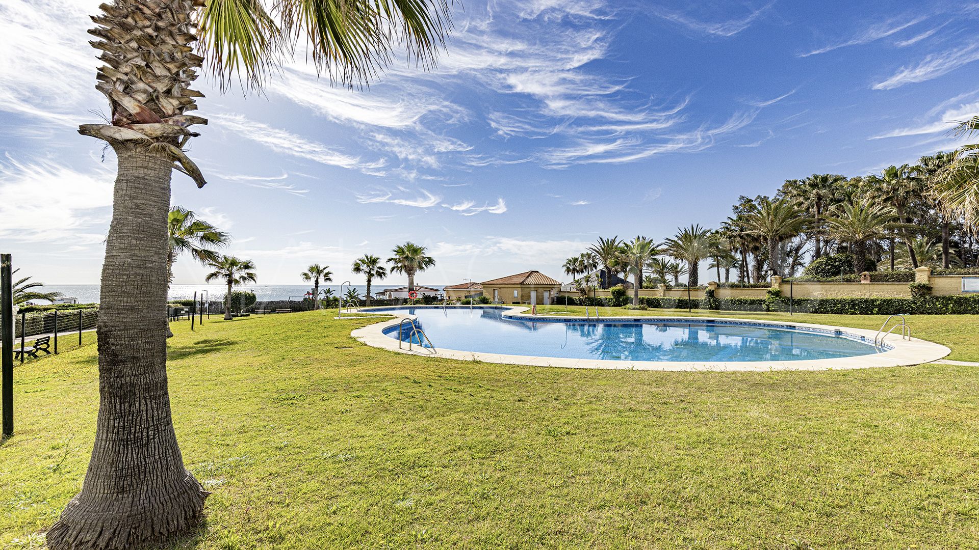 For sale 4 bedrooms town house in Manilva Beach