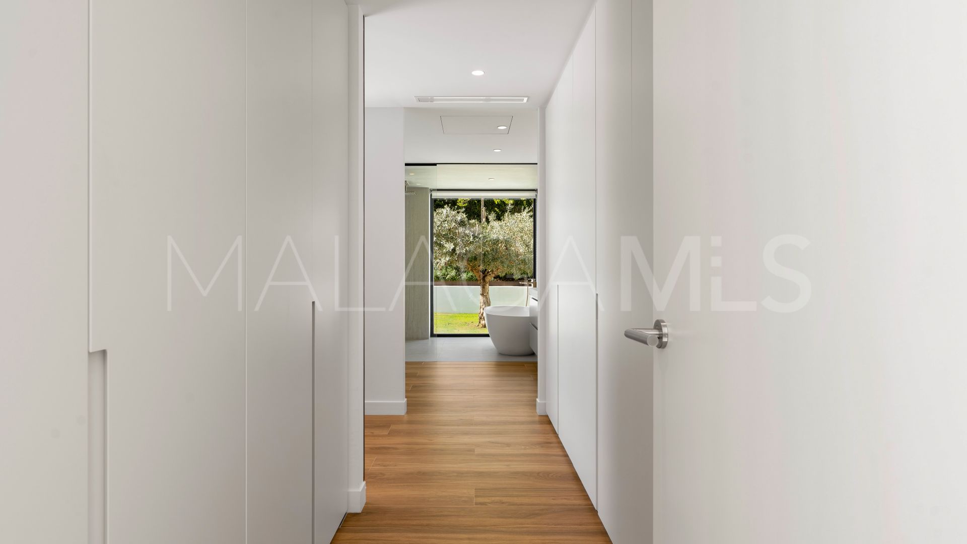 Buy villa in Los Naranjos de 6 bedrooms